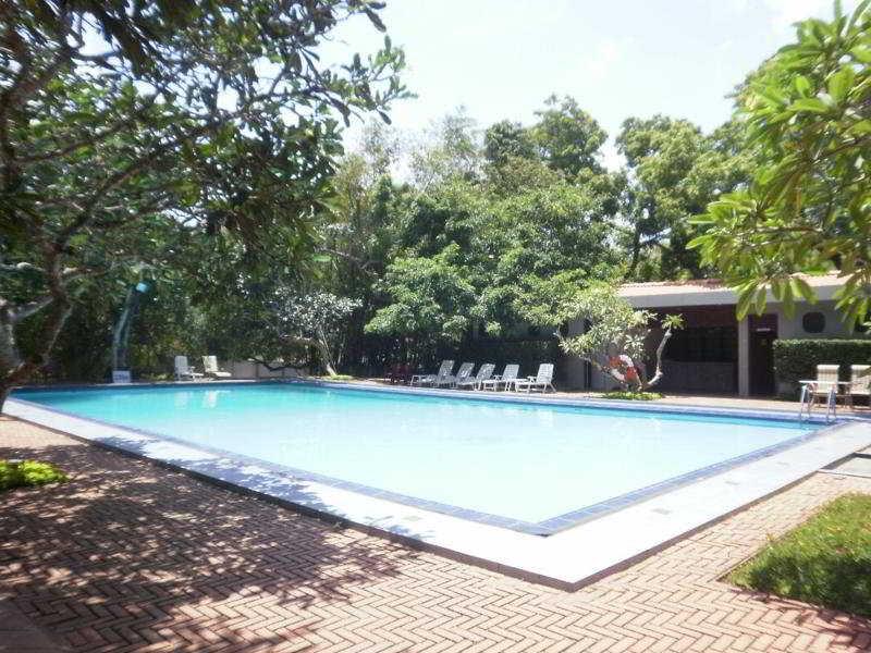 Peacock Beach Hotel Hambantota Extérieur photo