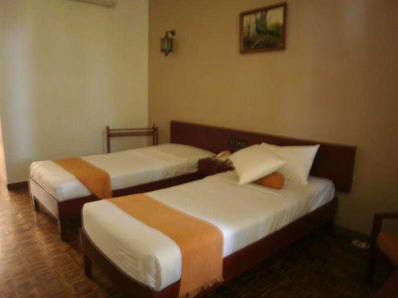 Peacock Beach Hotel Hambantota Extérieur photo