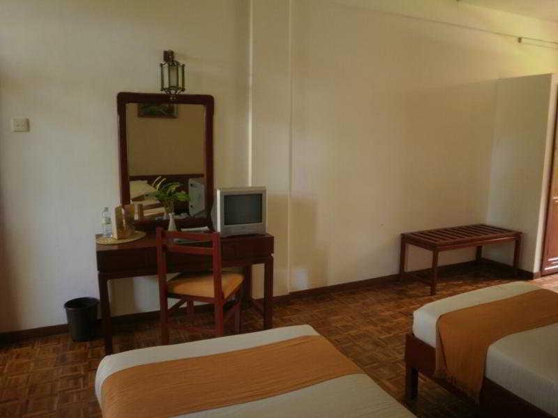 Peacock Beach Hotel Hambantota Extérieur photo