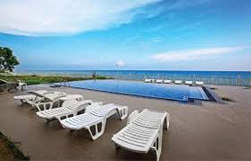 Peacock Beach Hotel Hambantota Extérieur photo