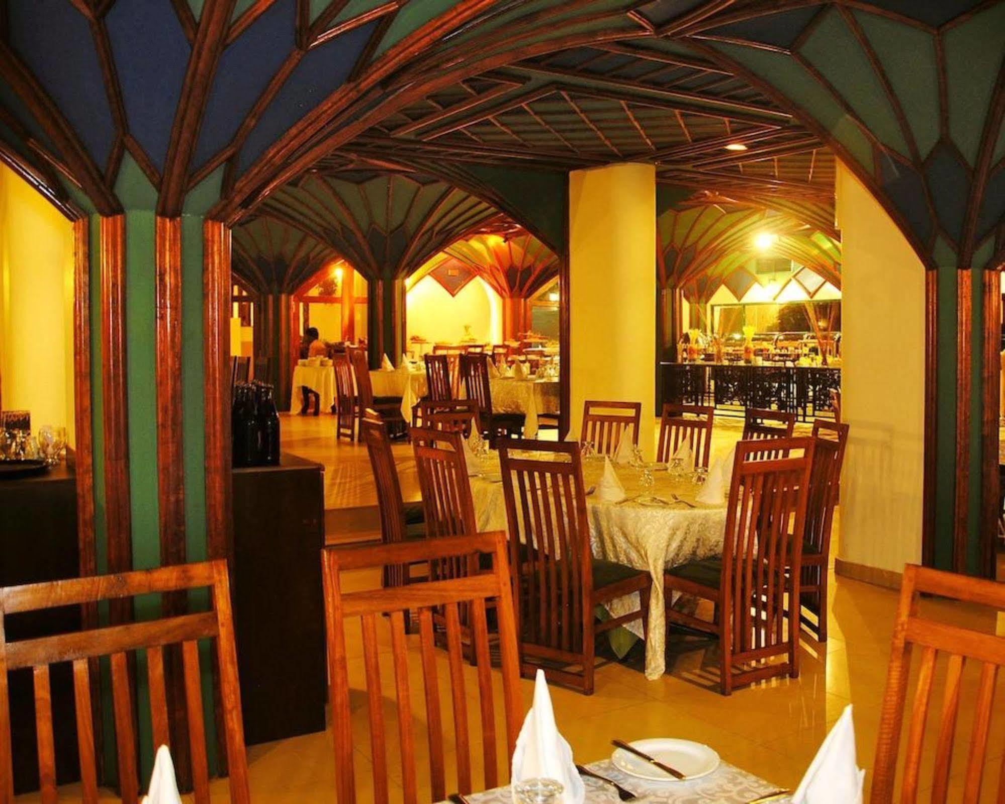 Peacock Beach Hotel Hambantota Extérieur photo