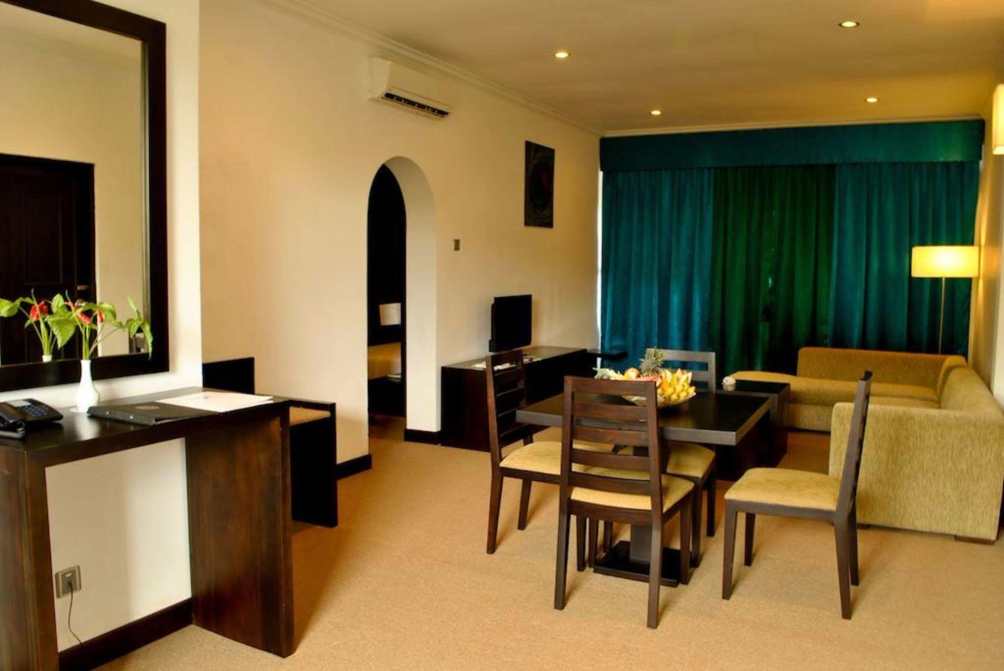 Peacock Beach Hotel Hambantota Extérieur photo