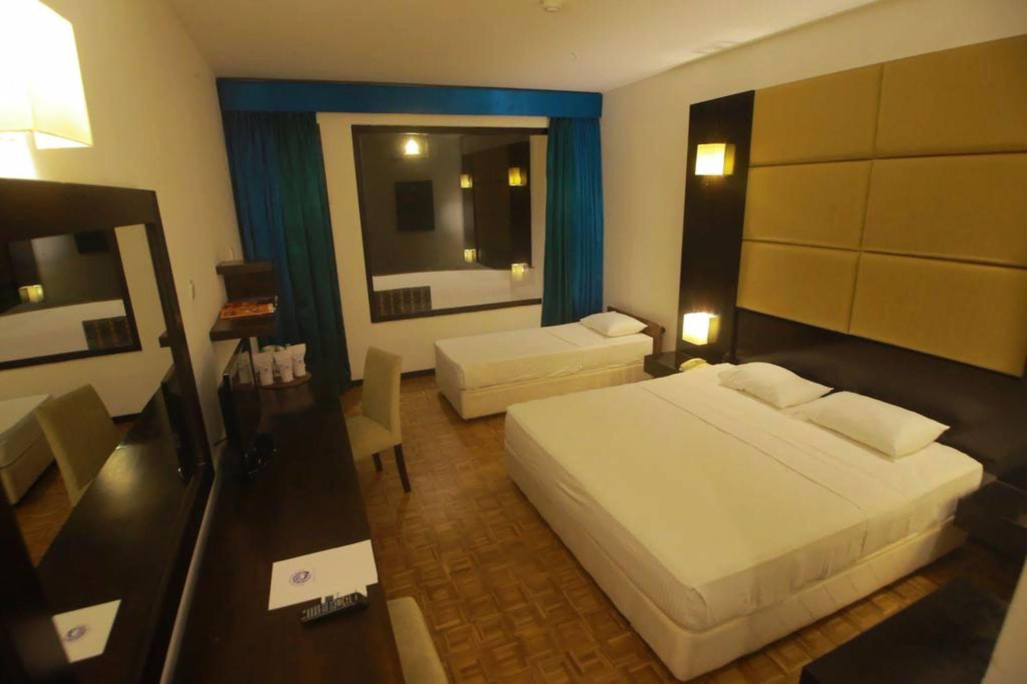 Peacock Beach Hotel Hambantota Extérieur photo
