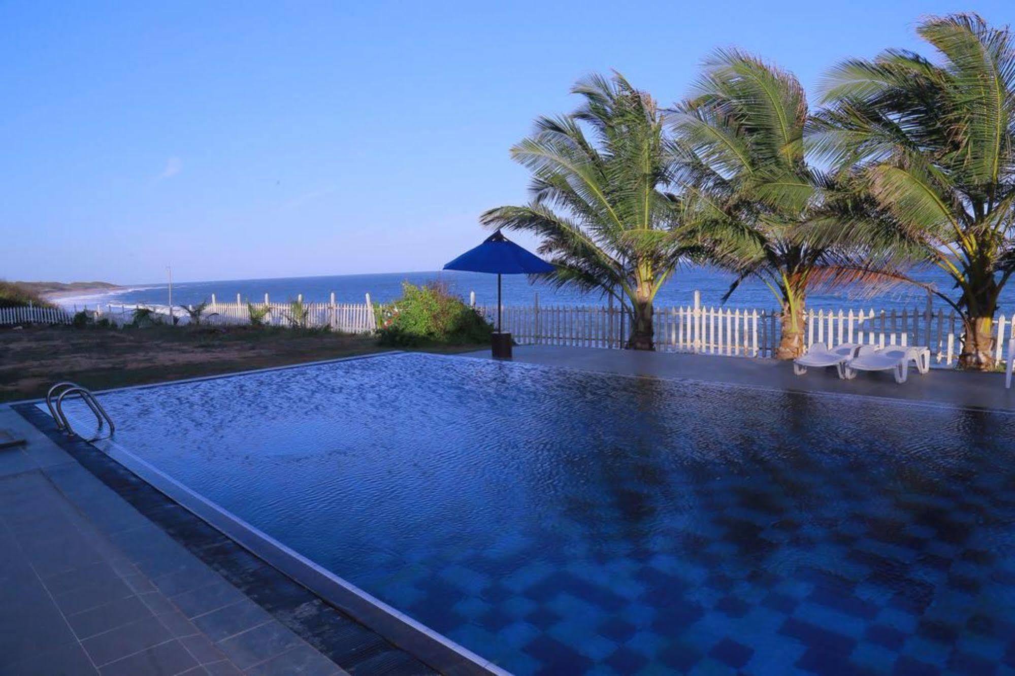 Peacock Beach Hotel Hambantota Extérieur photo