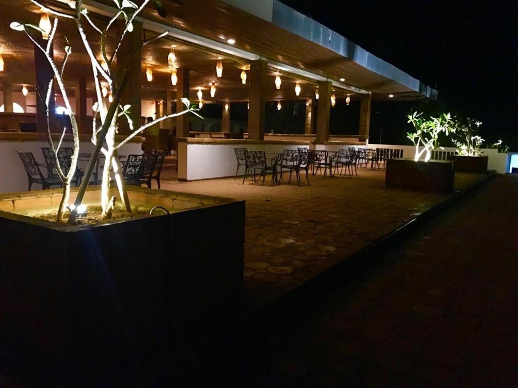 Peacock Beach Hotel Hambantota Extérieur photo