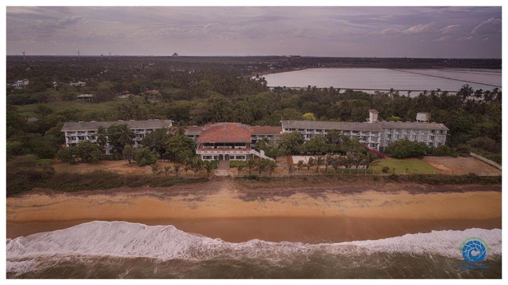 Peacock Beach Hotel Hambantota Extérieur photo