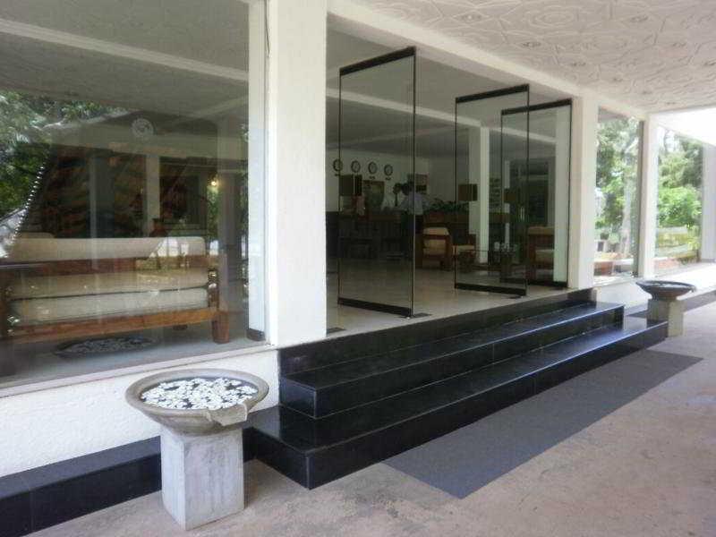 Peacock Beach Hotel Hambantota Extérieur photo